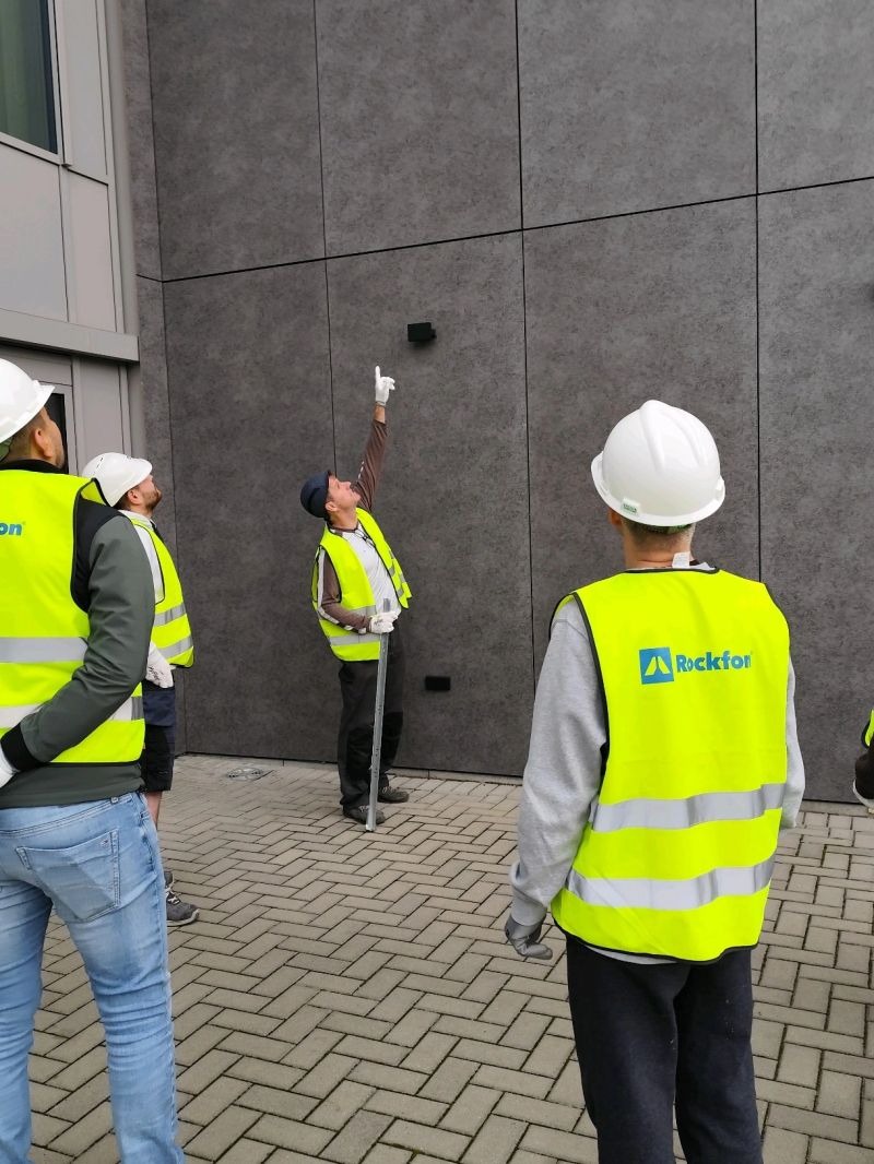 Equipe sauvage et experts Rockfon equipes sur site pour analyser les materiaux