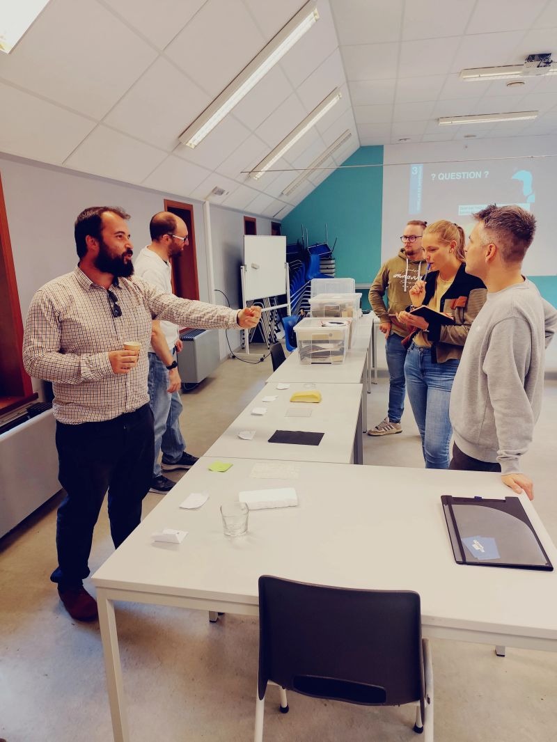 Equipe et formateurs autour d'une materiautheque d'echantillons durables et biosources