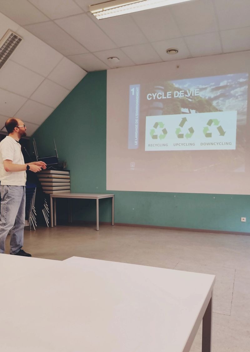 Diapositive expliquant le cycle de vie des materiaux recycling upcycling et downcycling