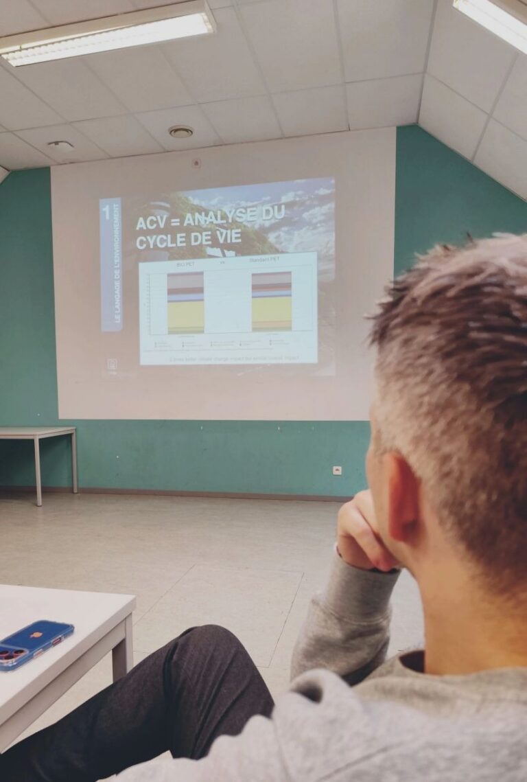 Quentin de l'agence sauvage attentif a la presentation sur l'analyse du cycle de vie ACV en formation eco-conception