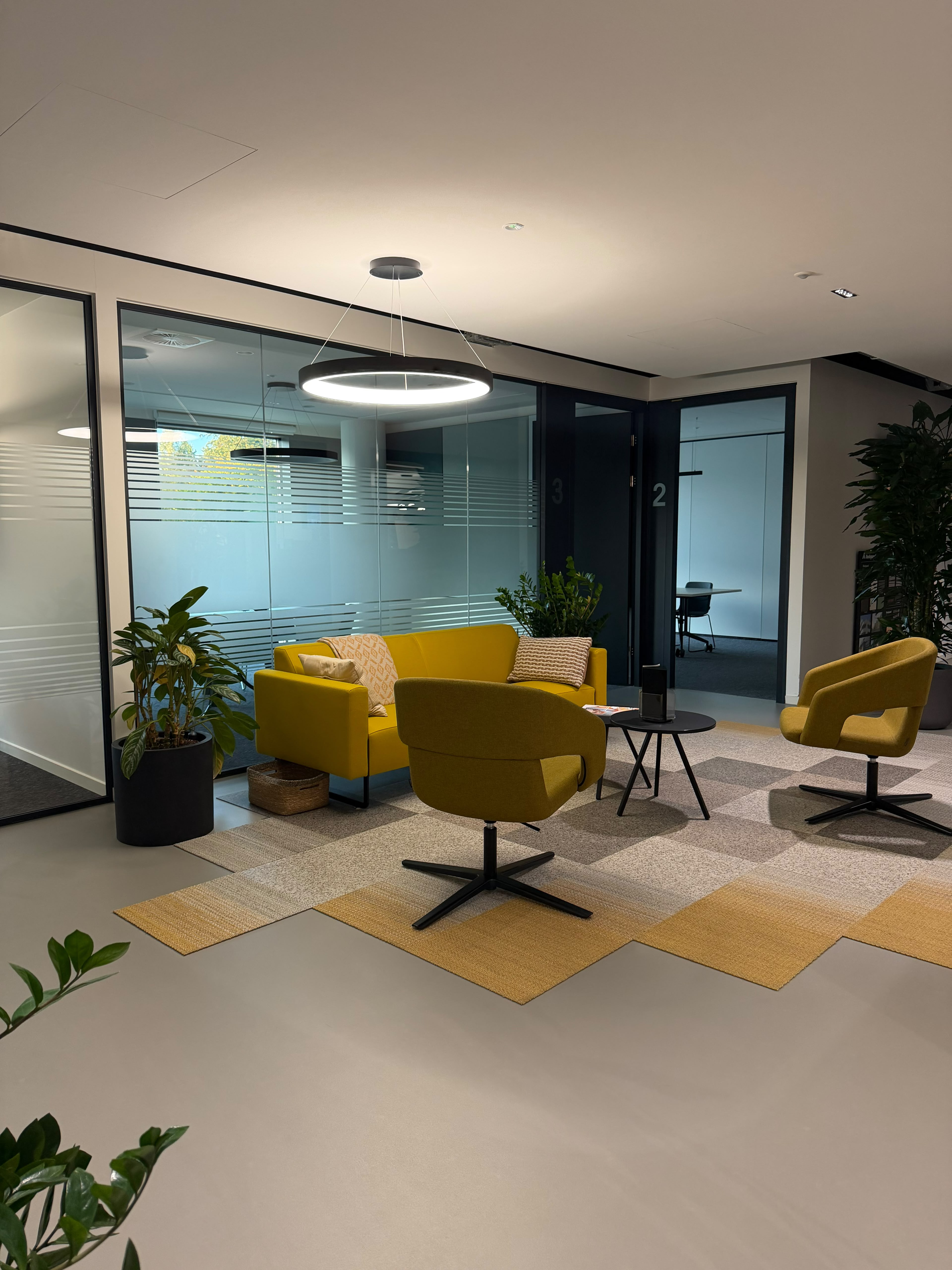 Espace de travail et salon contemporain illustrant un confort acoustique parfait