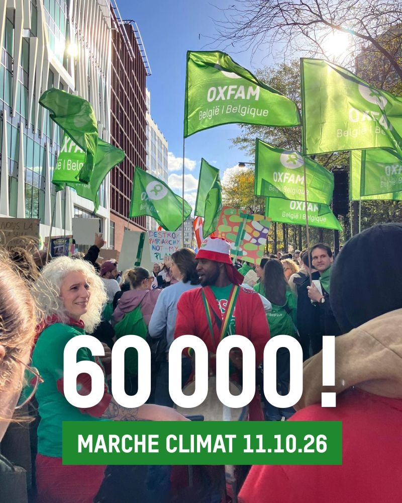 Cortege de 60000 manifestants avec drapeaux Oxfam pour la marche pour le climat a Bruxelles