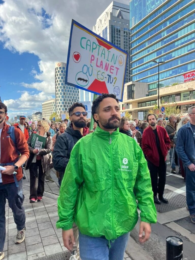 Manifestant avec une pancarte Captain Planet lors de la marche pour le climat à Bruxelles