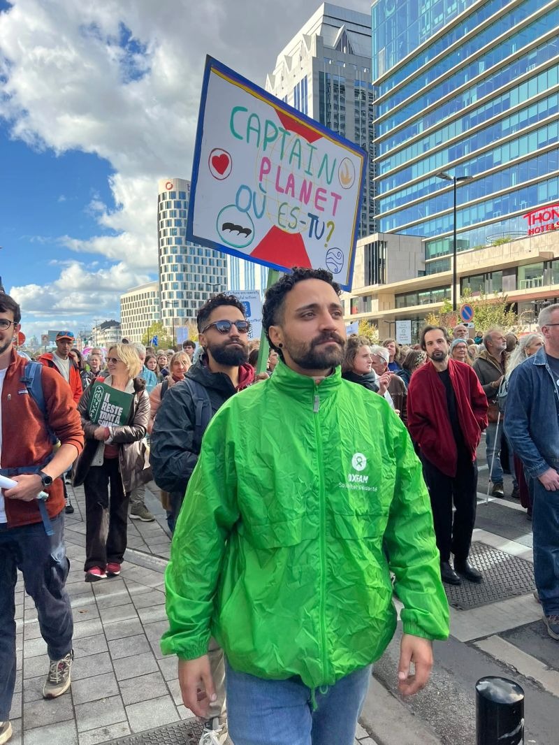 Manifestant avec une pancarte Captain Planet lors de la marche pour le climat à Bruxelles