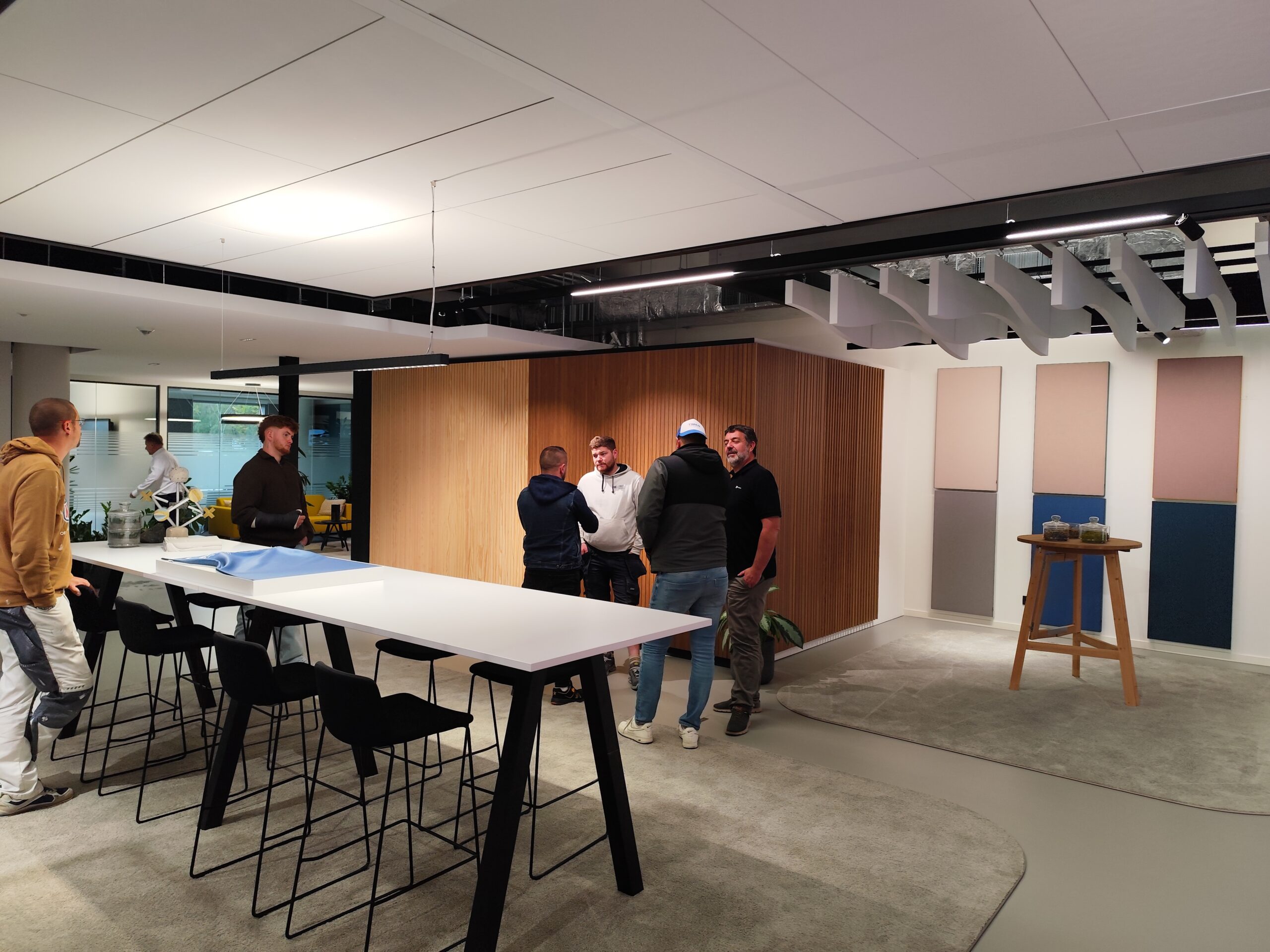Showroom Rockfon et calepinage de dalles acoustiques design pour espaces professionnels