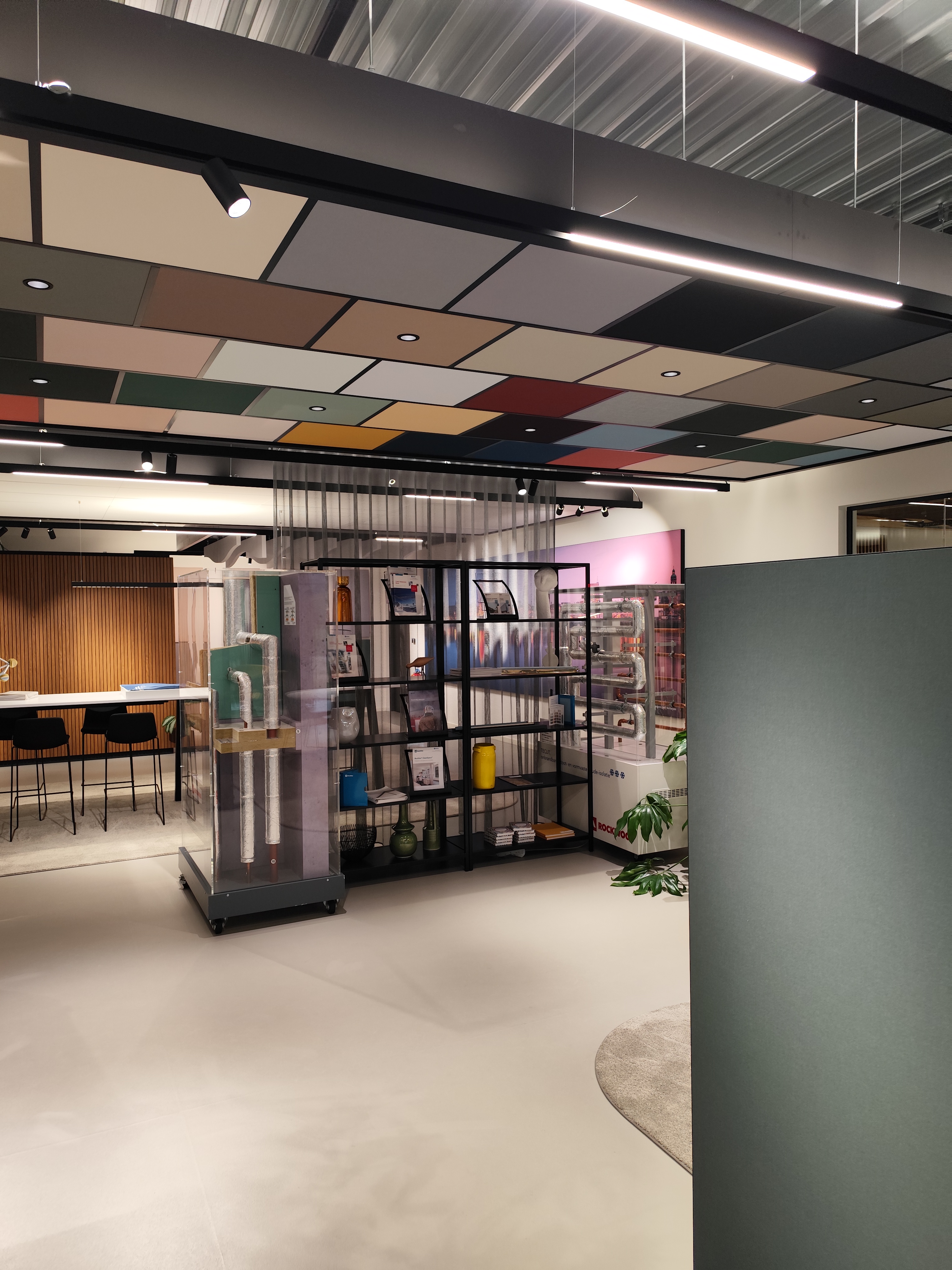 Echantillons de panneaux muraux et ilots suspendus dans le showroom Rockfon